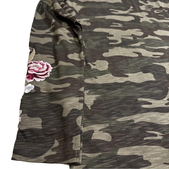 Belle by Kim Gravel Camo Green Top Shirt Tee Size XXS Runs Big Floral Embroidery - Picture 7 of 13